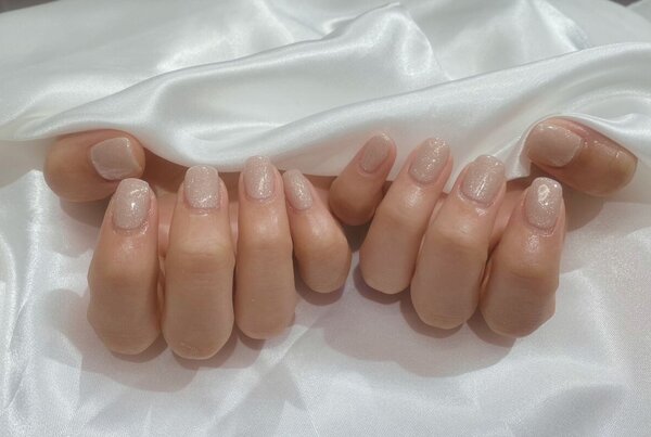 「ハンド ワンカラー」細かめのラメベージュワンカラー！ 肌の色と馴染みやすいのでどんな方にもおすすめです！|Nail Salon Linda