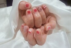 「ハンド ミドルコース混ぜてお作りしたカラーでじゅわっとローズのようなネイルに！ 小さめのリボンもご用意あります！