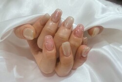 「ハンド 定額デザイン」ベージュのラメに合わせてピンクのカラーにも少しラメが入っていて統一感バッチリです！