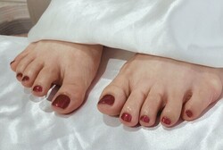 「フット ワンカラー」遠くからでも目に留まる 濃い赤のラメにしました|Nail Salon Linda