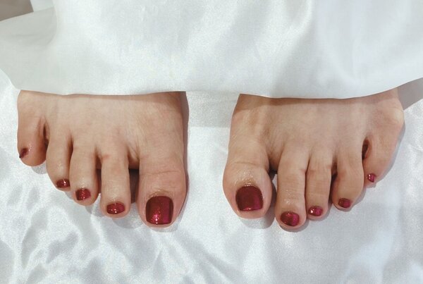 「フット ワンカラー」遠くからでも目に留まる 濃い赤のラメにしました|Nail Salon Linda