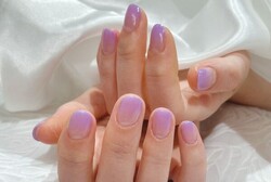 「ハンド グラデーション」紫の細かいラメが入ったグラデーションです！ 指先からキラキラの魔法がでそう!とお客様からのコメ|Nail Salon Linda