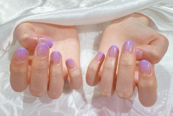 「ハンド グラデーション」紫の細かいラメが入ったグラデーションです！ 指先からキラキラの魔法がでそう!とお客様からのコメ|Nail Salon Linda