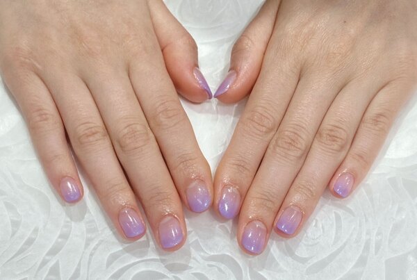 「ハンド グラデーション」紫の細かいラメが入ったグラデーションです！ 指先からキラキラの魔法がでそう!とお客様からのコメ|Nail Salon Linda