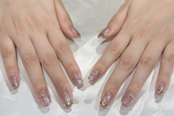 「ハンド ライトコース」ゴールドミラーとリボンの組み合わせがかわいい！！|Nail Salon Linda