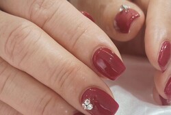 「ハンド  定額デザイン」定額デザインの中でも人気です また、濃いめの赤いネイルはカッコいい！  #鎌倉ネイルサロン #|Nail Salon Linda