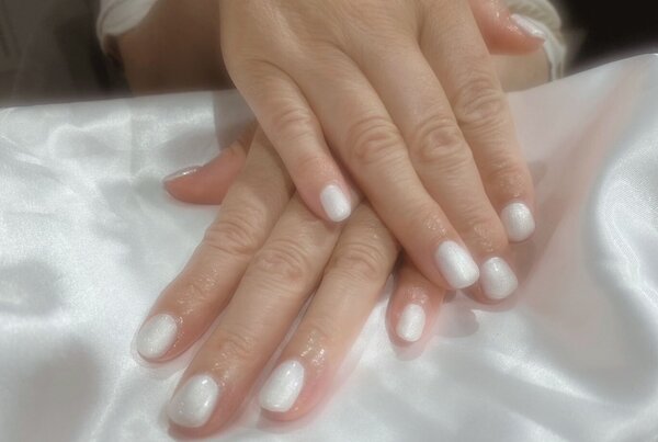 「ハンド ワンカラー」白にラメが入った上品なカラーです！|Nail Salon Linda