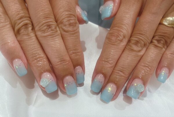 「ハンド  ライトコース」サンプルからお選びいただくライトコースでは、色味の変更ができます！ 薔薇のパーツをブルーに！|Nail Salon Linda