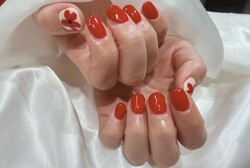 「ハンド  ミドルコース」鮮やかな赤に、アクセントでお花を描きました！