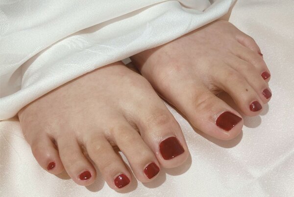 「フット ワンカラー」黒いサンダルに合わせてワインレッドのカラーに！|Nail Salon Linda