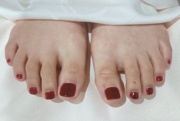 「フット ワンカラー」黒いサンダルに合わせてワインレッドのカラーに！|Nail Salon Linda