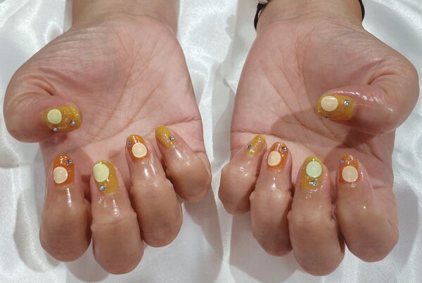 「フット ライトコース」散りばめられたラメやストーンが炭酸の泡みたいで、夏に飲みたくなるジュースのようなネイルに仕上がり|Nail Salon Linda