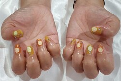 「フット ライトコース」散りばめられたラメやストーンが炭酸の泡みたいで、夏に飲みたくなるジュースのようなネイルに仕上がり|Nail Salon Linda