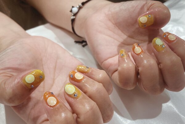 「フット ライトコース」散りばめられたラメやストーンが炭酸の泡みたいで、夏に飲みたくなるジュースのようなネイルに仕上がり|Nail Salon Linda
