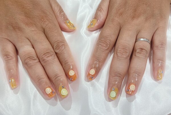「フット ライトコース」散りばめられたラメやストーンが炭酸の泡みたいで、夏に飲みたくなるジュースのようなネイルに仕上がり|Nail Salon Linda