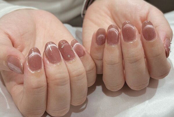 「ハンド マグネット ワンカラー」新色でフレンチ風にしました！ 小さなラメも可愛いです♪|Nail Salon Linda