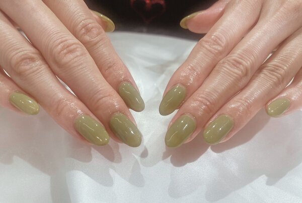 「ハンド ワンカラー」ピスタチオグリーンで夏や暖かい季節にもぴったりです！|Nail Salon Linda