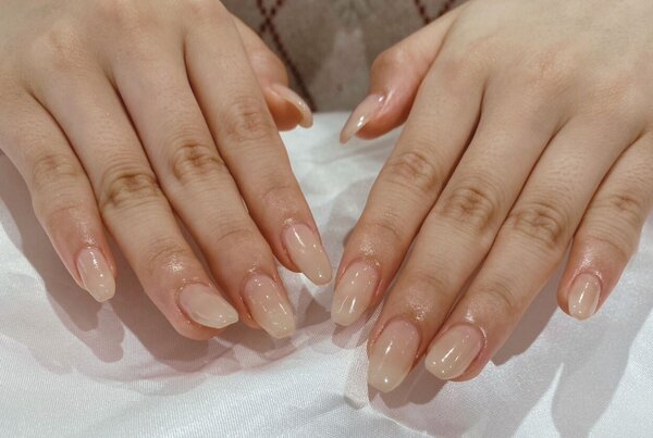 「ハンド ワンカラー」肌馴染みの良いスキンカラーで大人っぽい仕上がりになります！|Nail Salon Linda