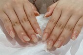 「ハンド ワンカラー」肌馴染みの良いスキンカラーで大人っぽい仕上がりになります！|Nail Salon Linda