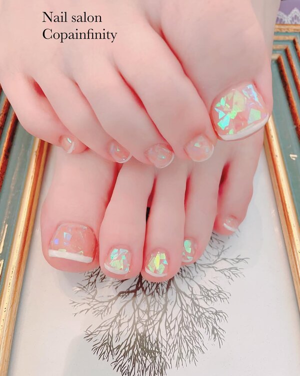 ヌーディなカラーでホログラム+白ラインで爽やかフットネイル|Nail salon Copainfinity