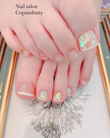 ヌーディなカラーでホログラム+白ラインで爽やかフットネイル|Nail salon Copainfinity
