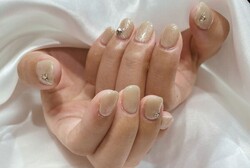 「ハンド 定額デザイン」細かめのラメでオフィスにもぴったりです！ パーツもアクセントになりおすすめです！