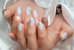 「ハンド 定額デザイン」ラメの色はベースカラーによってチェンジできます ラメを乗せるだけでも華やかさプラスです！ |Nail Salon Linda