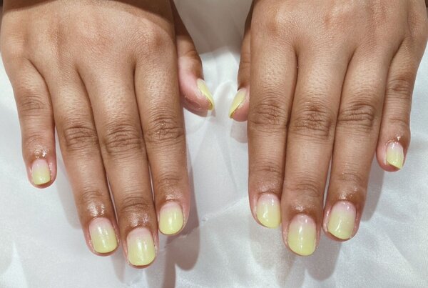 「ハンド グラデーション」夏らしいイエローカラーで深めグラデーションにしました！|Nail Salon Linda