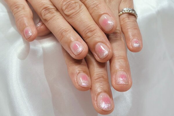「ハンド ミドルコース」チークネイルとキラキラフレンチマグで、大人可愛い印象です！|Nail Salon Linda