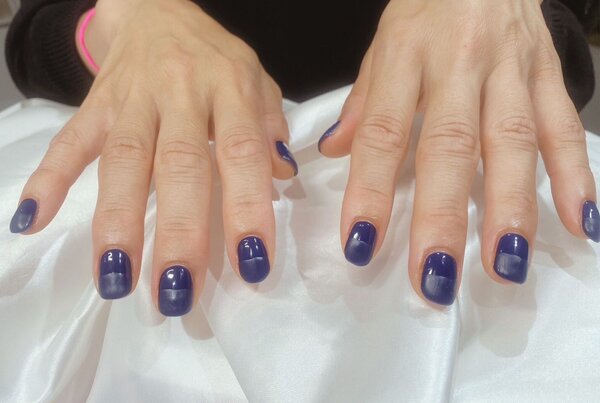 「ハンド ワンカラー」ネイビーのカラーで、先端側はコーティングにマットを使用しております！艶消しした状態も可愛いのでおす|Nail Salon Linda