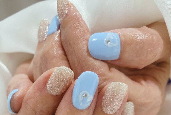 「ハンド 定額デザイン」鮮やかなブルーが際立ってとても夏らしくて素敵です！ 色味で雰囲気が一気に変わりますので是非！|Nail Salon Linda