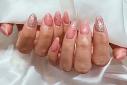 「ハンド 定額デザイン」リボンのシールを白からピンクに変えてラメの上に！ ワンカラー部分のピンクと相まってとてもかわいい