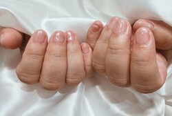 「ハンド グラデーション」オフィスに合わせて肌馴染みの良いカラーを使い、ほんのりラメ感も足しています！