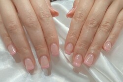 「ハンド フレンチワンカラー」肌馴染みの良いカラーをベースにし、柔らかいピンクのカラーでフレンチ