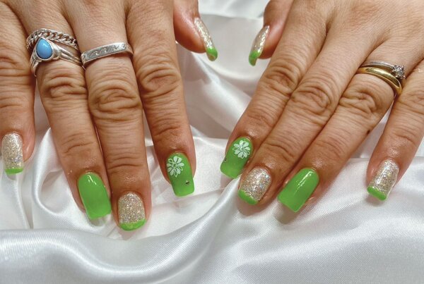 「ハンド定額デザイン」蛍光カラーのグリーンを使用して夏らしさがでます！ お手元に蛍光カラーを使用すると目が惹かれます！|Nail Salon Linda