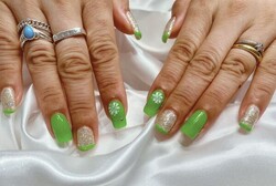 「ハンド定額デザイン」蛍光カラーのグリーンを使用して夏らしさがでます！ お手元に蛍光カラーを使用すると目が惹かれます！