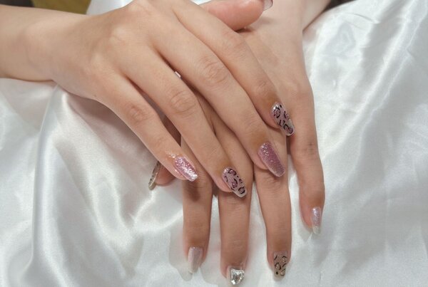 「ハンド ミドルコース」フラッシュとレオパード柄のお目立ちネイル^ ^ 夏に向けてギラギラに！|Nail Salon Linda