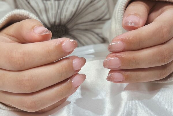 「ハンド ラメ・グラデーション」ブラウンのラメを先端に散らせました！ キラキラで華やかになります^ ^|Nail Salon Linda