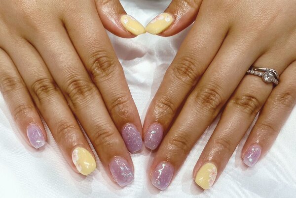 「ハンド 定額デザイン」お花のシールと黄色のカラーが相性抜群です！ シールを使った可愛いデザイン他にもございますので是非|Nail Salon Linda