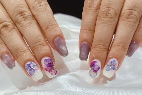 「ハンド ミドルコース」紫陽花をイメージしてシールを貼り、マグネットの色味もほんのり紫が入っています！ |Nail Salon Linda