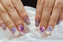 「ハンド ミドルコース」紫陽花をイメージしてシールを貼り、マグネットの色味もほんのり紫が入っています！ 