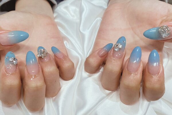 「ハンド ミドルコース」鮮やかなブルーでグラデーションに大きめのパーツや細かいパーツを組み合わせています！|Nail Salon Linda