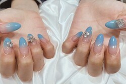 「ハンド ミドルコース」鮮やかなブルーでグラデーションに大きめのパーツや細かいパーツを組み合わせています！