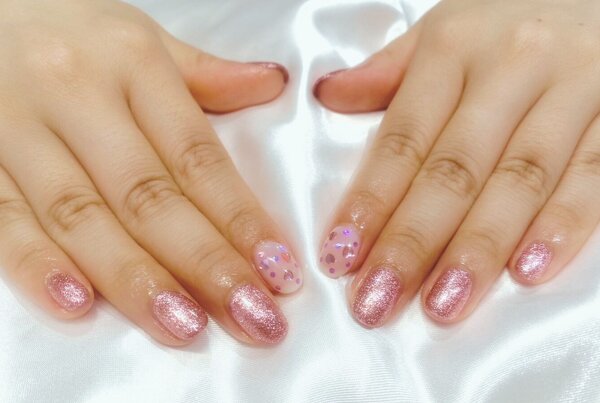 「ハンド 定額デザイン」ピンクのラメがキラキラしてとても華やかです！ ハートのホロで可愛らしさも出るのでおすすめです！|Nail Salon Linda