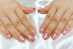 「ハンド 定額デザイン」ピンクのラメがキラキラしてとても華やかです！ ハートのホロで可愛らしさも出るのでおすすめです！