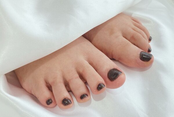 「フット ラメ・ワンカラー」ブラックの中におとなしめのラメが少し見えて上品な仕上がりになりました。|Nail Salon Linda