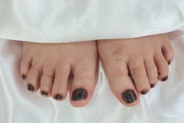 「フット ラメ・ワンカラー」ブラックの中におとなしめのラメが少し見えて上品な仕上がりになりました。|Nail Salon Linda