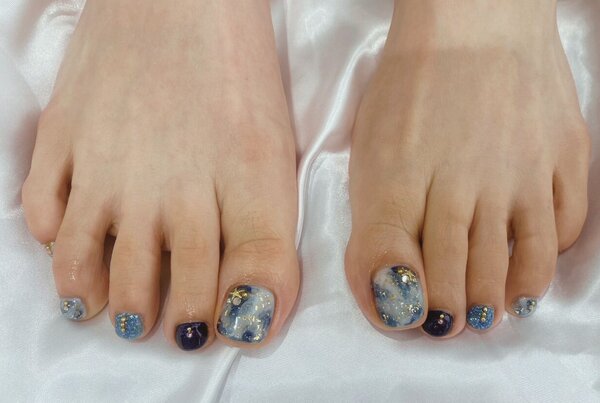 「フット ライトコース」ブルーを基調とし、親指と薬指にはニュアンスアートをいれ金箔やパーツを沢山のせています！ |Nail Salon Linda