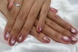 「ハンド マグネット ワンカラー」こちらのマグネットは赤とピンクの間のような絶妙なカラーです！ 