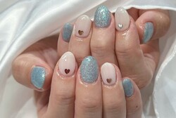 「ハンド 定額デザイン」夏に向けてライトブルーにラメ！ ピンクにアクセントで赤い♡でかわいらしく！|Nail Salon Linda
